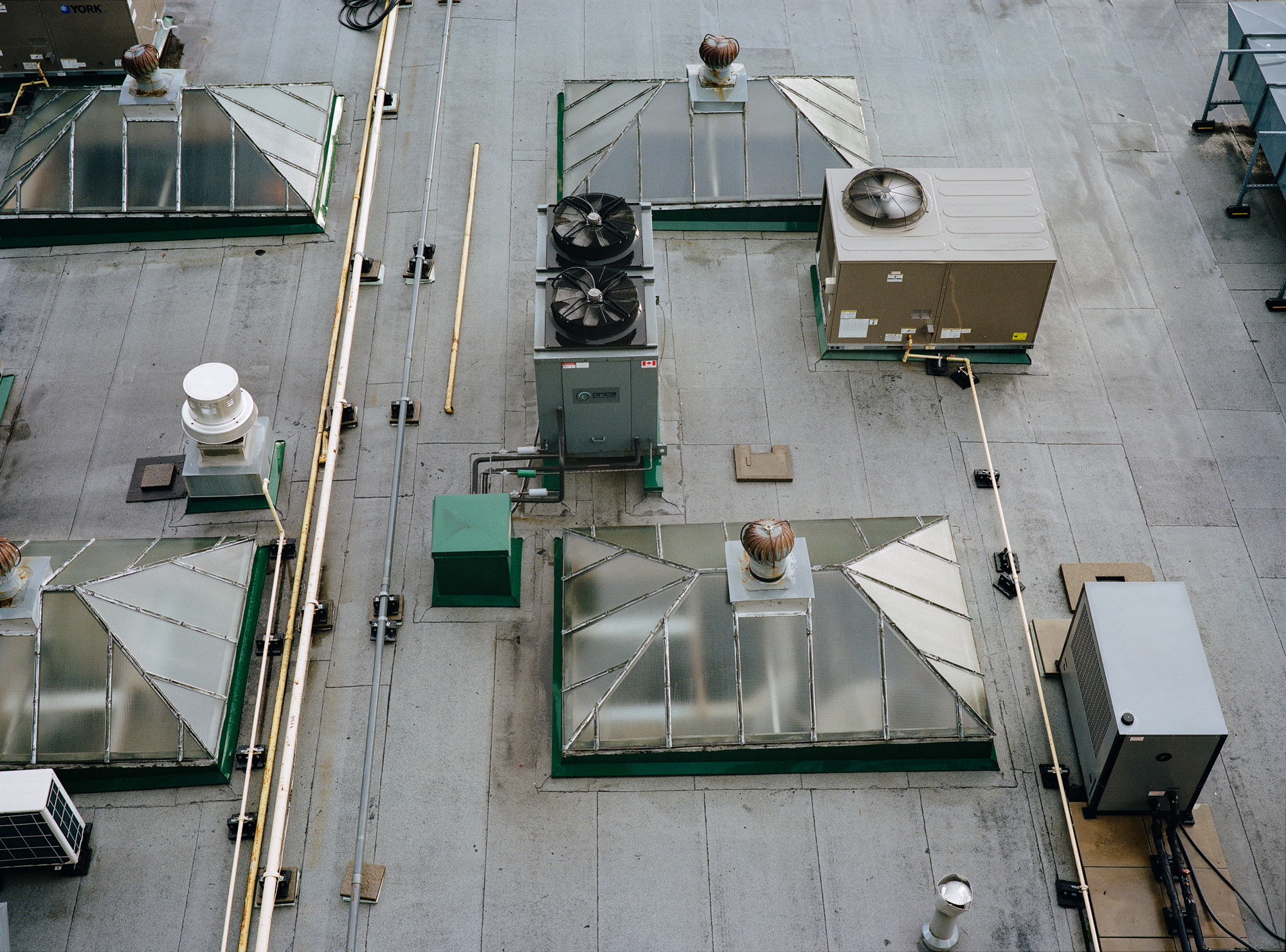 Untitled from Lüften (Rooftop), chromogenic print, 2025.