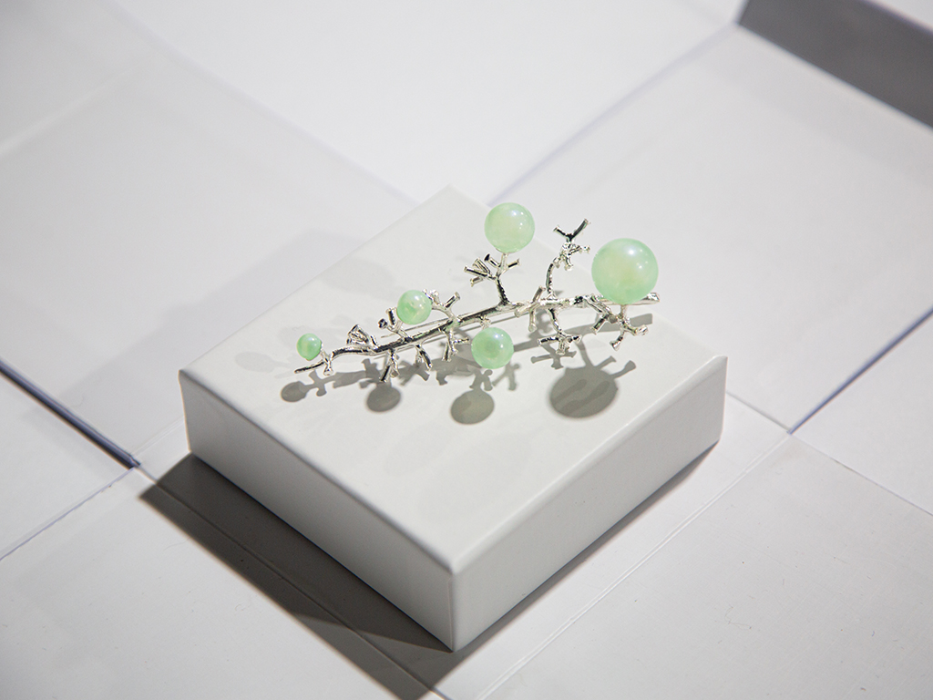 FOOD LOTTERY (Grape brooch)