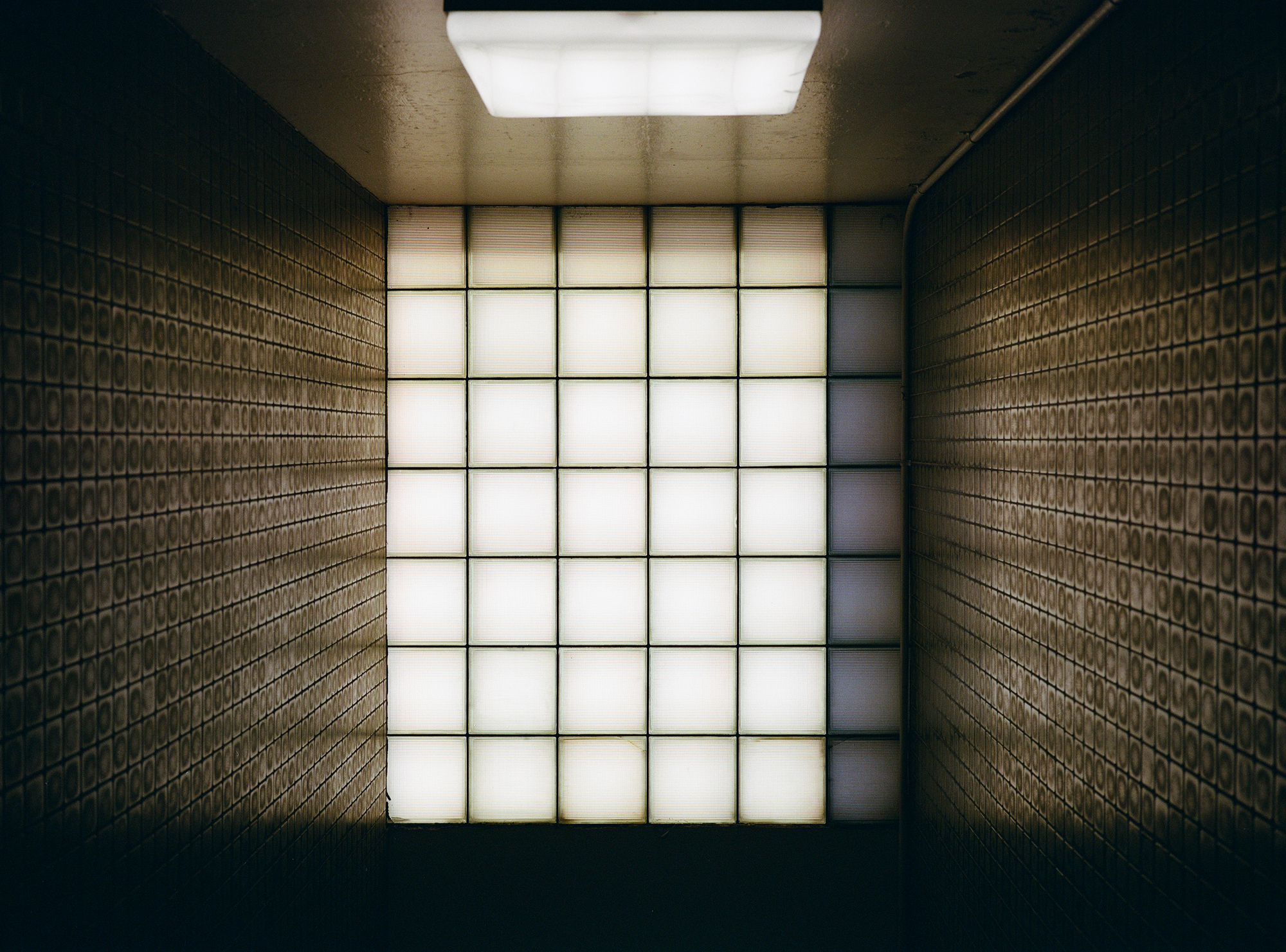 Untitled from Lüften (Window Grid), chromogenic print, 2025.