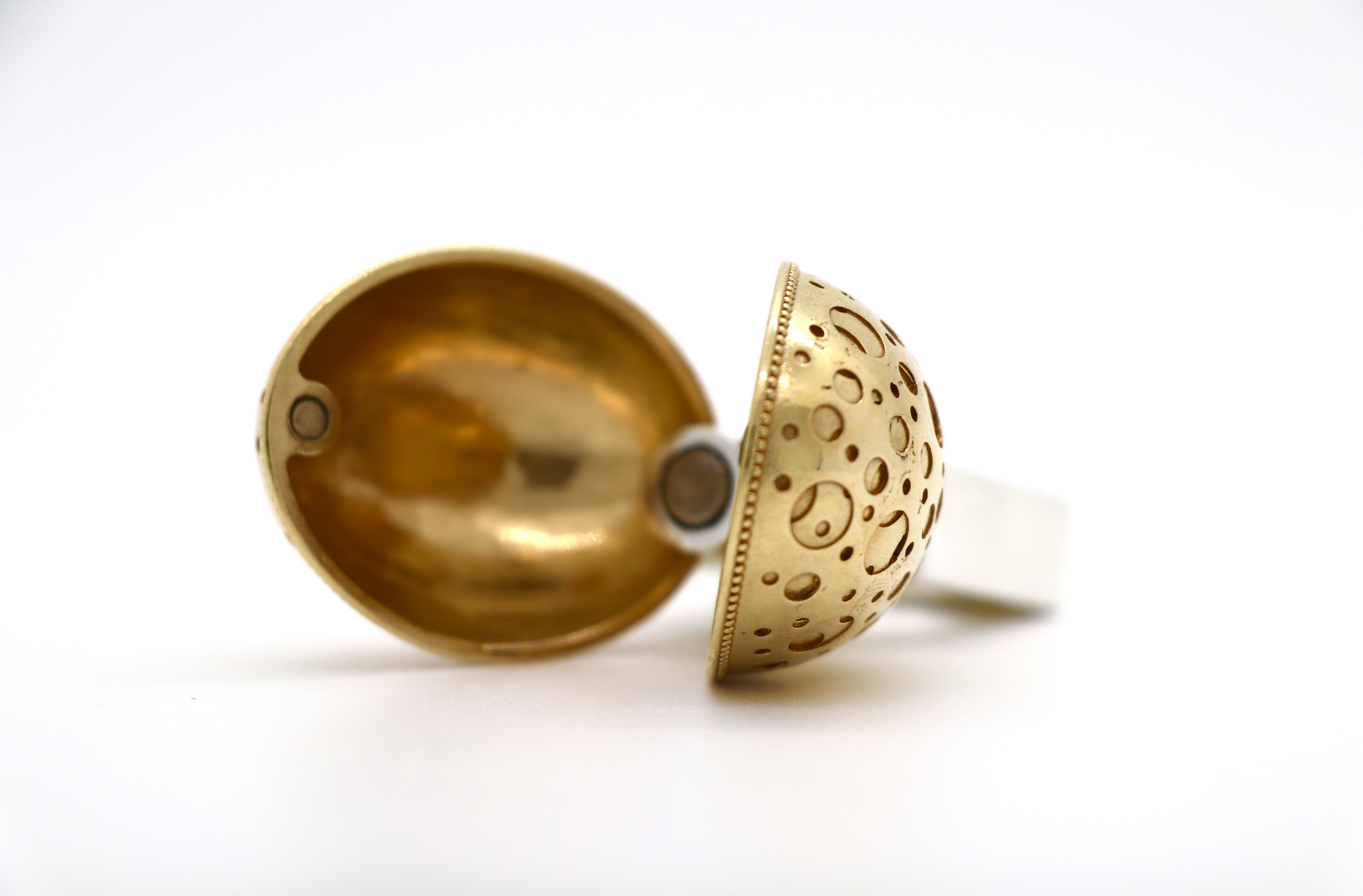 Eggshell-shaped Ring