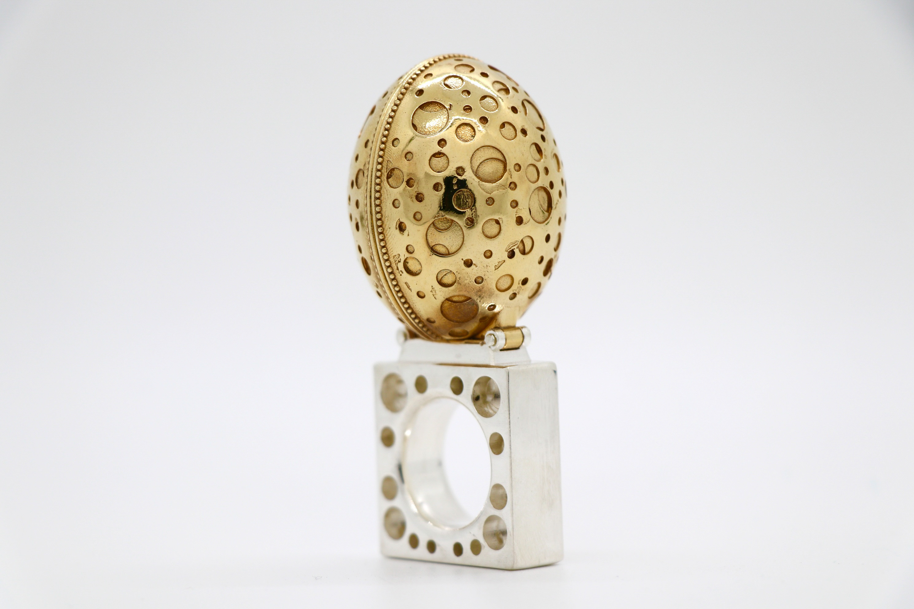 Eggshell-shaped Ring